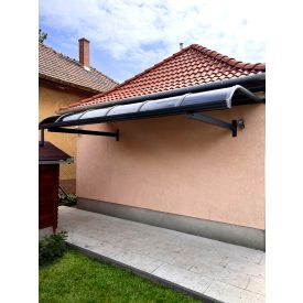 2x4 méteres, falra szerelhető előtető