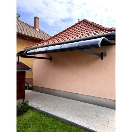 2x4 méteres, falra szerelhető előtető